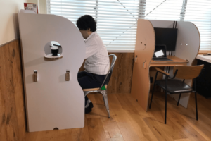 オフィスでSOiROを使い作業する様子